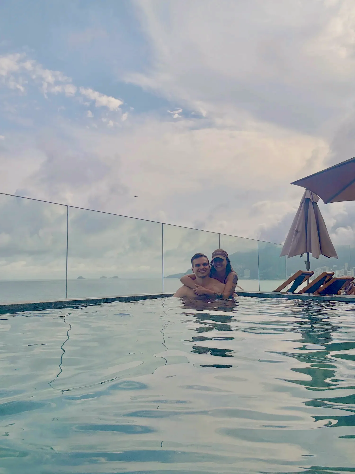 Bárbara and Matthew in a rooftop pool above Ipanema